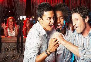 カラオケで盛り上がる